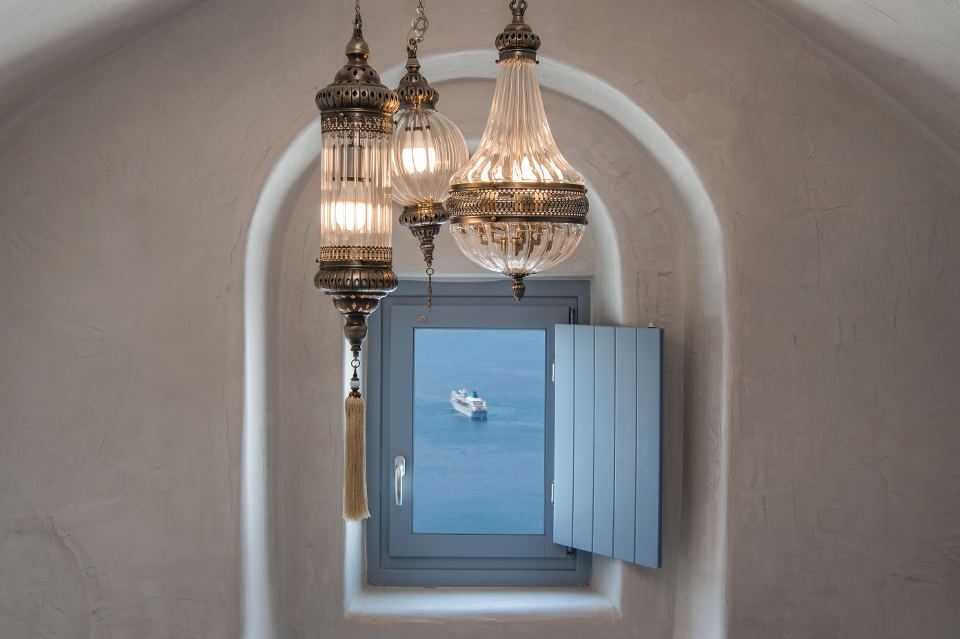 Grand Cave Suite with Indoor and Outdoor Jacuzzi