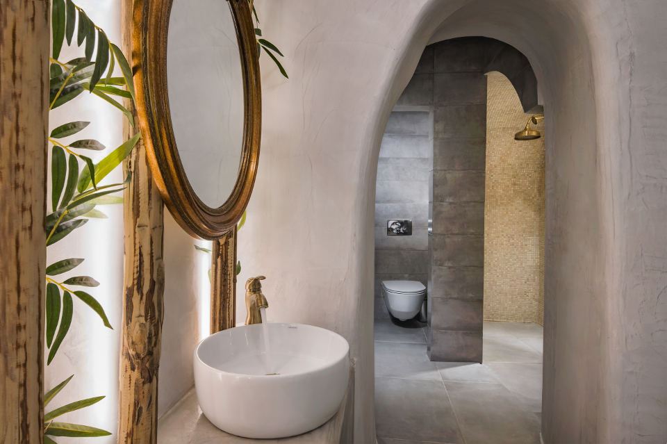 Grand Cave Suite with Indoor and Outdoor Jacuzzi