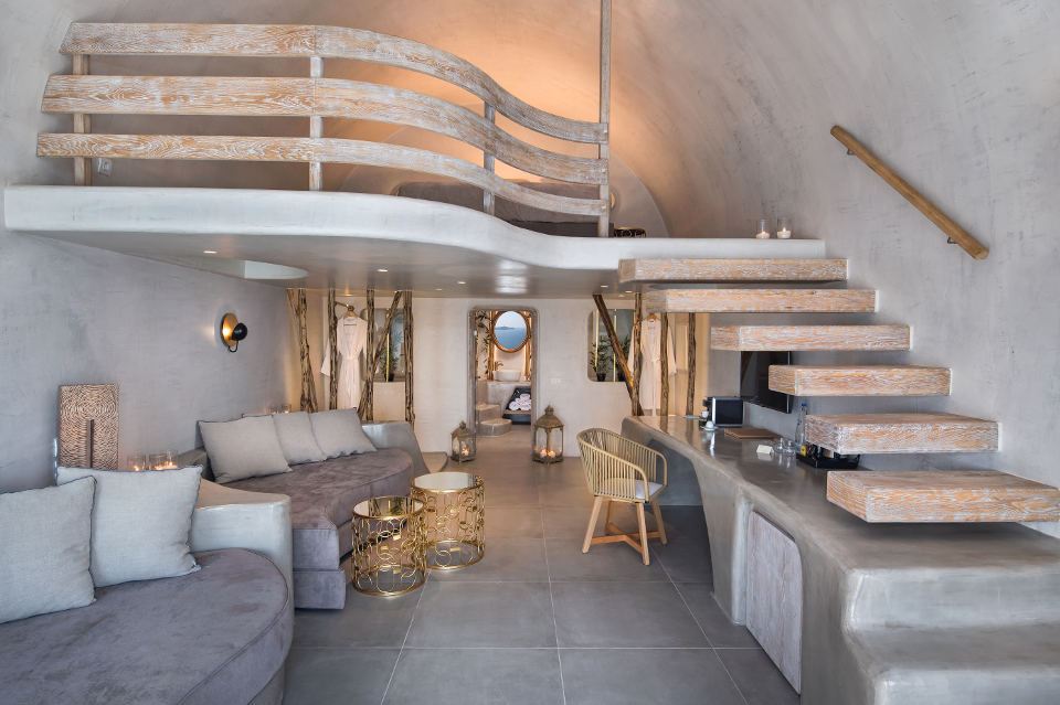 Grand Cave Suite with Indoor and Outdoor Jacuzzi