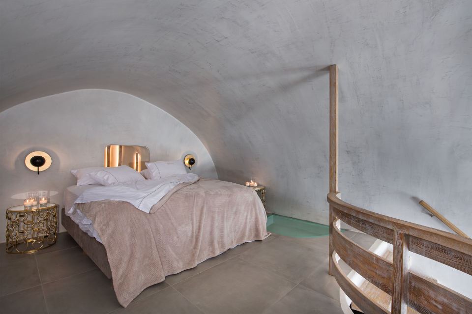 Grand Cave Suite with Indoor and Outdoor Jacuzzi