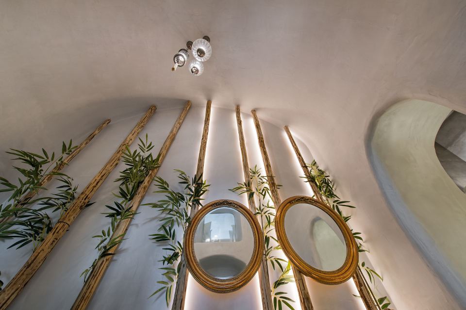 Grand Cave Suite with Indoor and Outdoor Jacuzzi